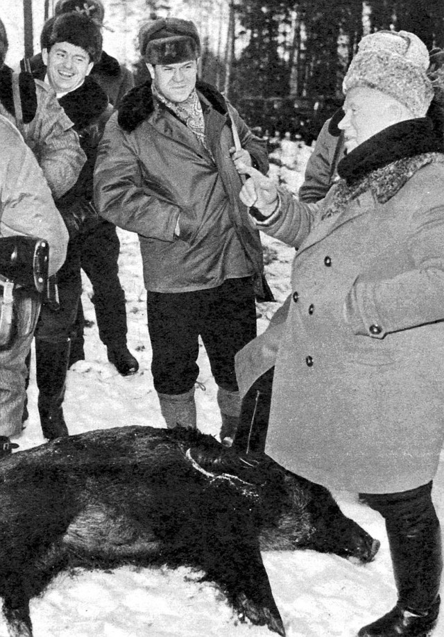 Nikita Chruszczow przy ustrzelonym dziku.