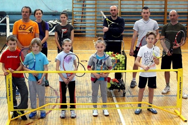 Tenisiści podczas pierwszych zajęć w okresie ferii zimowych.