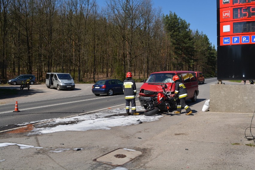 Wypadek w Starachowicach. Motocyklista z Ostrowca zginął w zderzeniu z busem