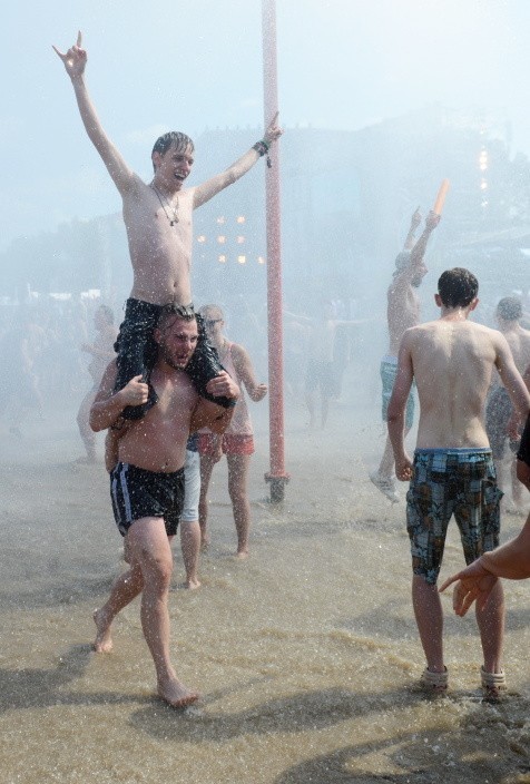 Szalona kąpiel w błocie na Przystanku Woodstock 2016 [ZDJĘCIA]