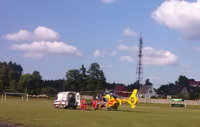 Śmigłowiec przejmuje z karetki rannego chłopczyka