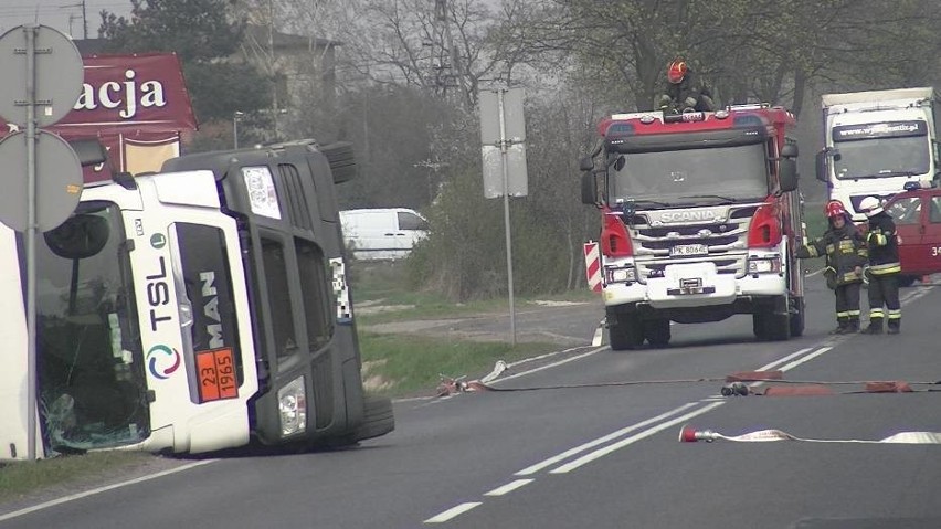 Kalisz: Wypadek ciężarówki z gazem. Droga zablokowana