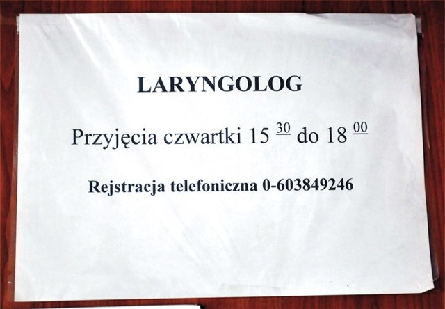 Ta karteczka wisi w przychodni w Połczynie, której współwłaścicielem jest radny Rydz. Podobna znajduje się w budynku starostwa w Świdwinie. Laryngologiem, który prywatnie przyjmuje pacjentów, jest Arkadiusz J.