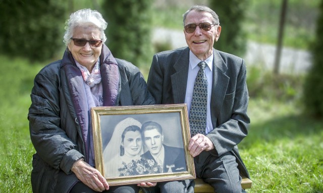 Państwo Szmacińscy ze ślubnym zdjęciem sprzed siedemdziesięciu lat, kiedy postanowili byc ze sobą na zawsze