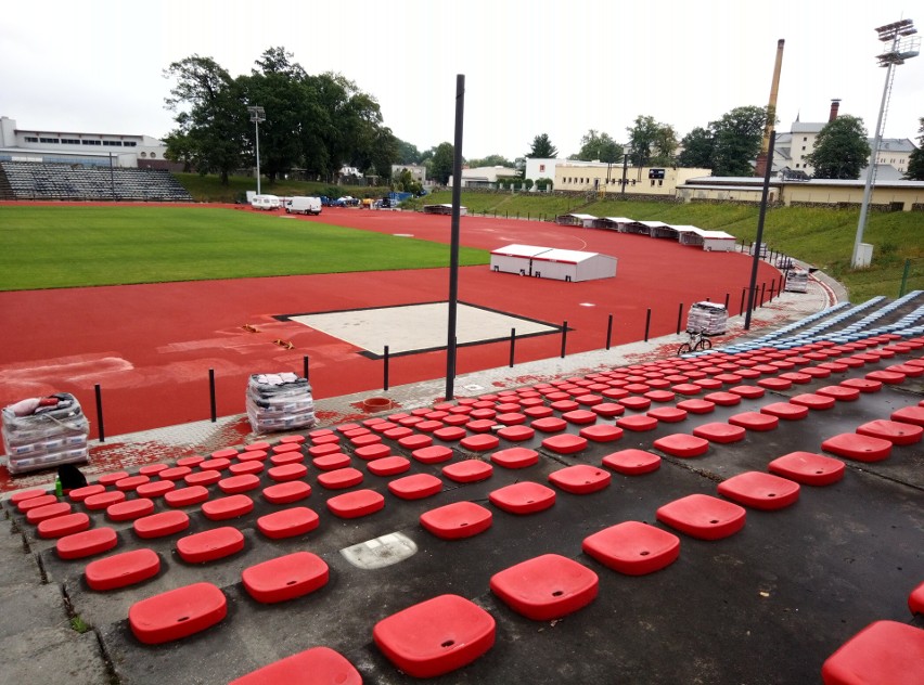 Trwa budowa bieżni wokół płyty stadionu miejskiego w...