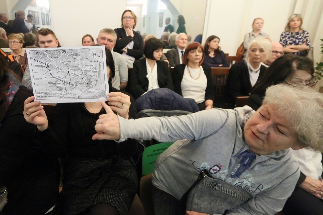 Na sesję Rady Miasta przyszli mieszkańcy Lublina, którzy chcieli rozmawiać o planowanej zabudowie górek czechowskich. Plan sesji nie przewidywał jednak dyskusji w tej sprawie