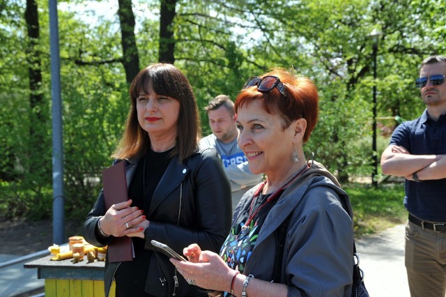 Jolanta Krawczykiewicz (z prawej) zaprasza na sąsiedzką wymianę roślin na taras MCK w Słupsku