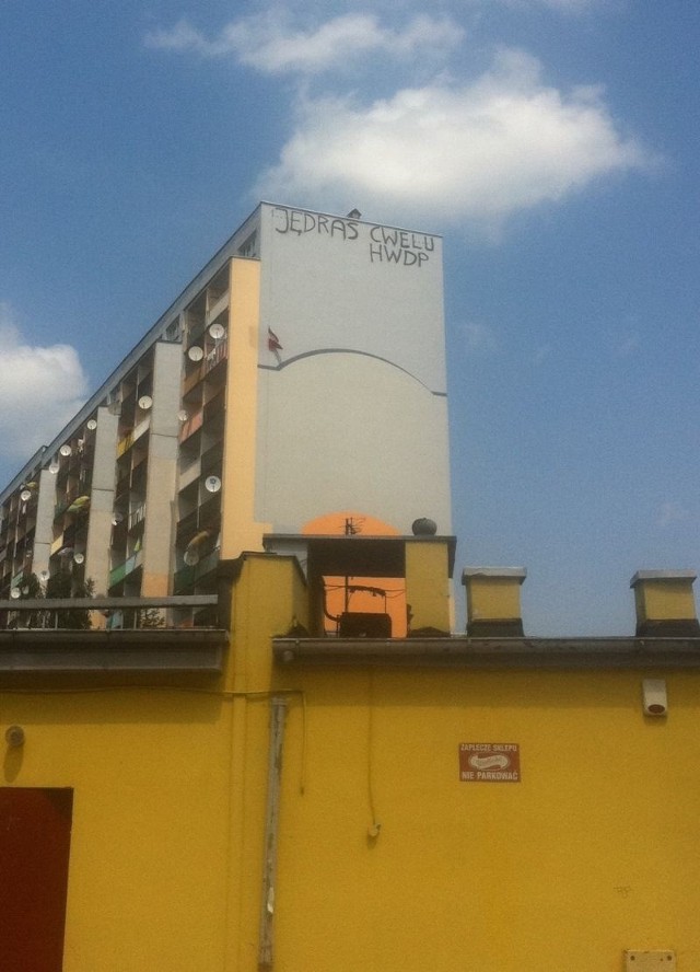 Sporych rozmiarów napis pojawił się na elewacji wieżowca na Widzewie w rejonie rynku.