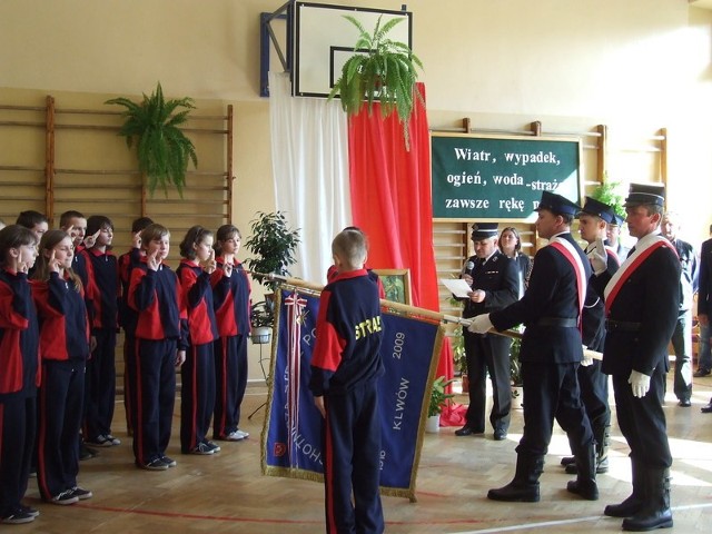 Młodzi strażacy z Klwowa złożyli ślubowanie na sztandar Ochotniczej Straży Pożarnej.