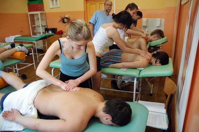 W medyku w zeszłym roku szkolnym szkolili się m.in. masażyści.