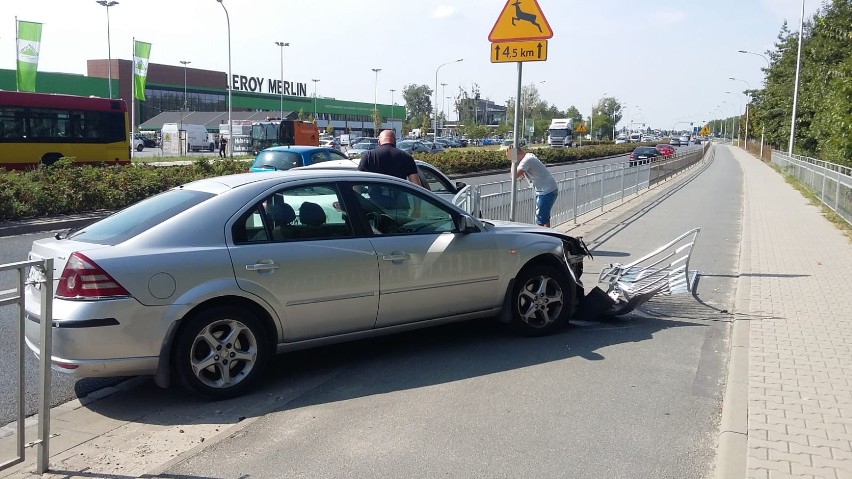 Wypadek na Granicznej. Samochód wjechał w bariery