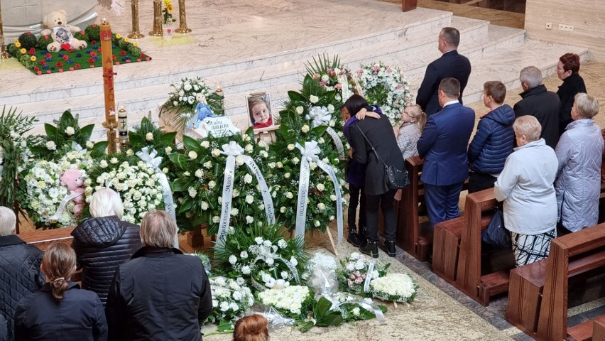 Pogrzeb Hani Terleckiej z Kielc. Rodzina dziewczynki oraz armia jej pomocników żegnają małą wojowniczkę [ZAPIS TRANSMISJI, ZDJĘCIA]