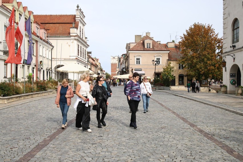 Turyści w Sandomierzu w sobotę 21 października. W centrum pojawiło się wielu spacerowiczów. Zobacz zdjęcia