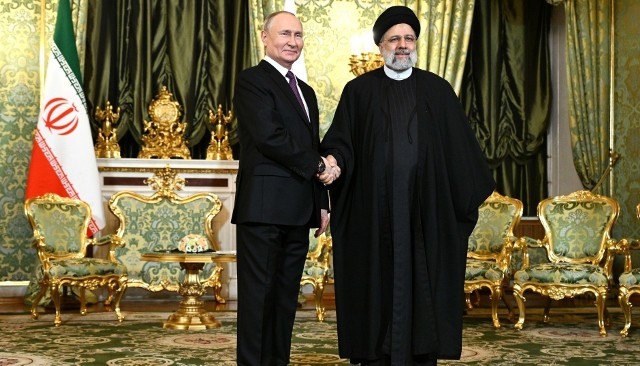 Podczas rozmów z prezydentem Iranu Ebrahimem Raisim w Moskwie 7 grudnia ub.r., Putin oświadczył: "Nasze obroty handlowe wzrosły w ubiegłym roku o 20 procent i osiągnęły dobre wyniki".