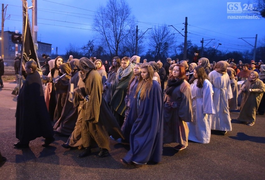 Wzruszająca inscenizacja drogi krzyżowej na Skolwinie