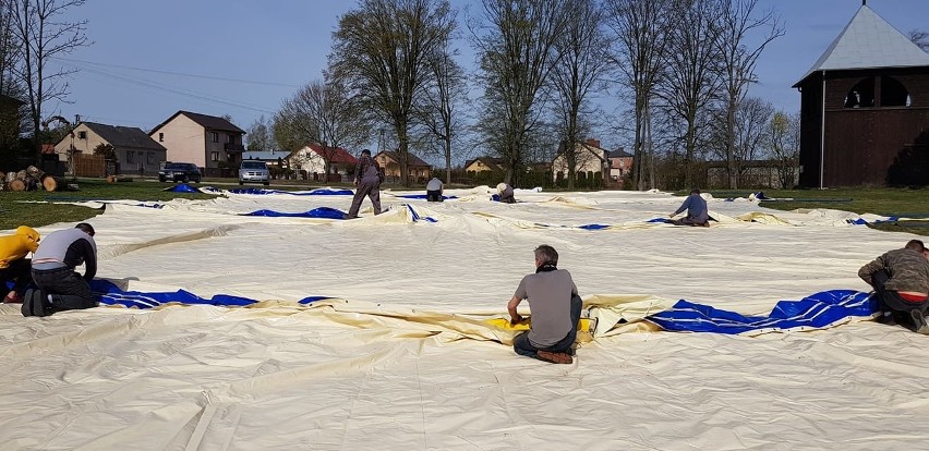 Węgrzynowo. Msze święte odprawiane w kaplicy polowej. Może w nich uczestniczyć nawet 100 osób, a nie 8, jak w kościele. Zobaczcie zdjęcia