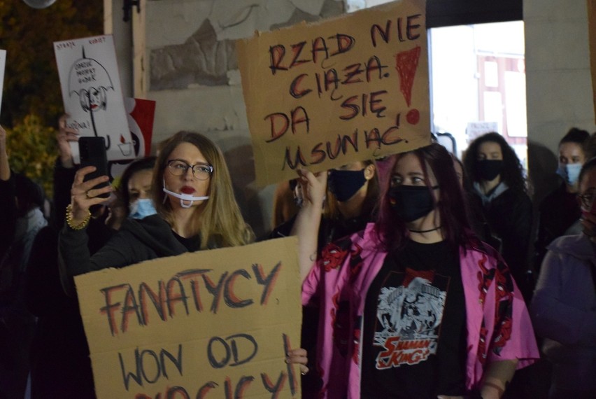 Hasła z protestów kobiet w Łodzi i w regionie: obraźliwe, gniewne, śmieszne.Co niosą na transparentach kobiety w Łodzi i regionie?