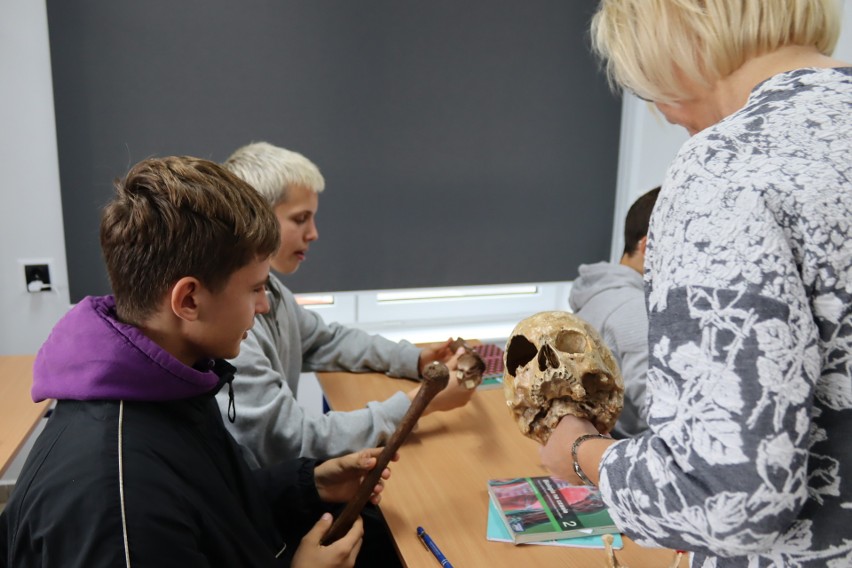 Ludzkie kości jako pomoc naukowa. Słupscy uczniowie uczą się anatomii [zdjęcia]