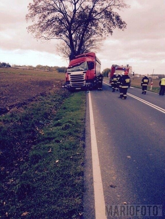 35-letni kierowca samochodu ciężarowego ranny w wypadku, do...