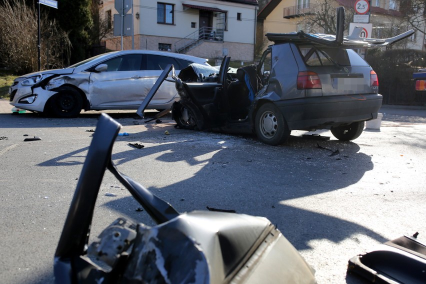 Kraków. Czołowe zderzenie autobusu MPK z osobówką. Cztery osoby odniosły obrażenia