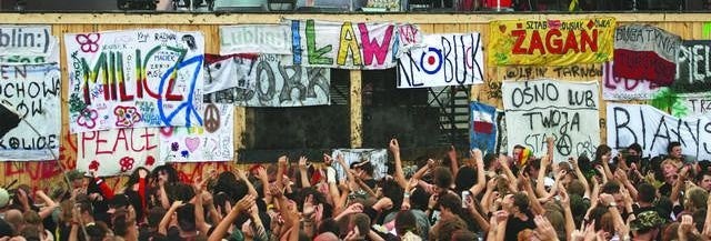 Ubiegłoroczny Przystanek Woodstock w Kostrzynie nad Odrą - tłumy woodstockowiczów pod sceną, koncerty od rana do późnych godzin nocnych.
