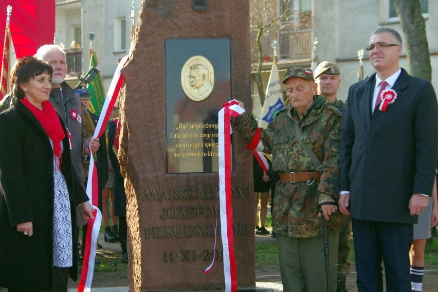 Święto Niepodległości w Tarnobrzegu. Odsłonięto pomnik Józefa Piłsudskiego [ZDJĘCIA]