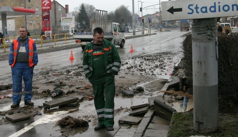 Pekl wodociąg przy ul. Garncarskiej w Slupsku. To juz...