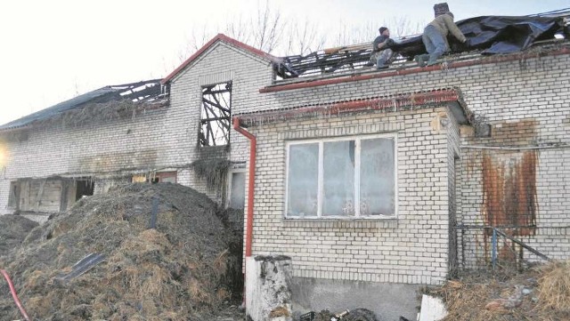 Budynek w Przybysławicach po nocnym  pożarze. Straty oszacowano wstępnie na 200 tysięcy złotych