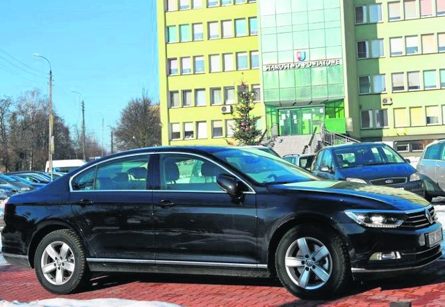 Styczeń. Powiat skarżyski wymienił 10 - letniego passata na nowy model  tego auta. Kosztowało 124,500 złotych.