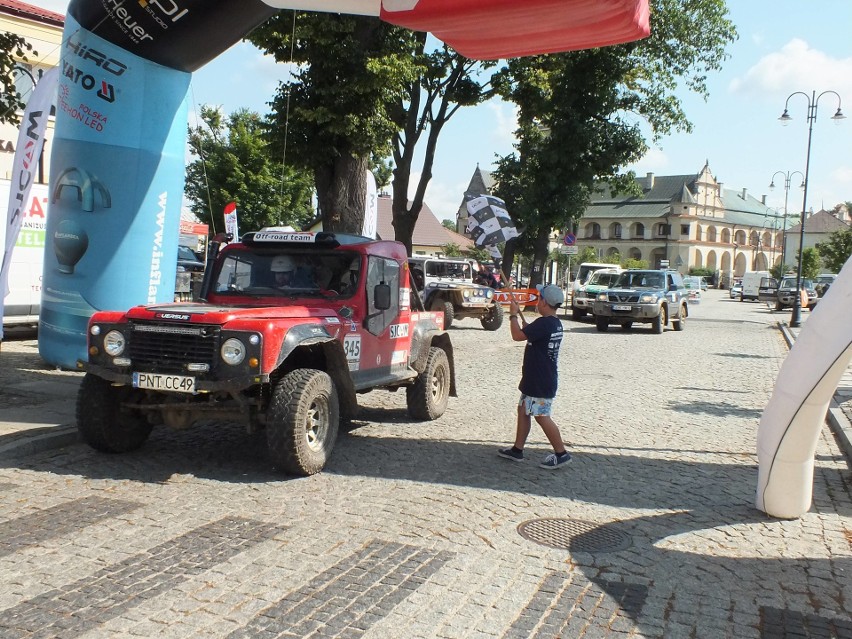 Honorowy start był na ul. Kościelnej w Wąchocku, naprzeciw...