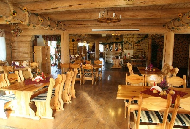 Urządzona w góralskim stylu restauracja i hotel Korbowa Koliba znajduje się w Sukowie koło Kielc. Lokal działa już ponad osiem lat. Wesela w tym przytulnym wnętrzu zawsze się udają.