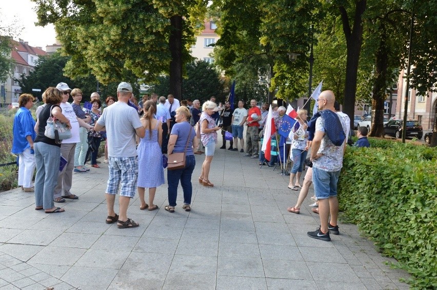 Demonstracja pod Sądem Okręgowym w Opolu.