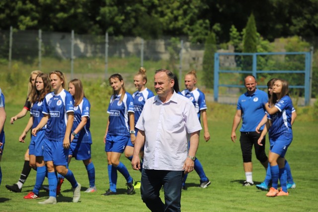 Prezes Janusz Matusiak i jego podopieczne, piłkarki ze Szkoły Mistrzostwa Sportowego w Łodzi