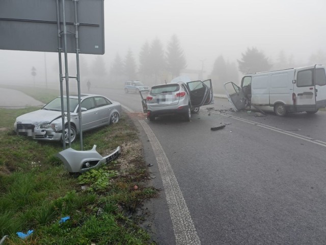 Trzy samochody zderzyły się na obwodnicy Staszowa.