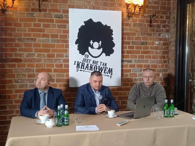 Mateusz Jaśko (w środku) razem z działaczami stowarzyszenia "Co jest nie tak z Krakowem" Mieszko Ledwosem (z lewej) i Bartłomiejem Pieczką (z prawej).