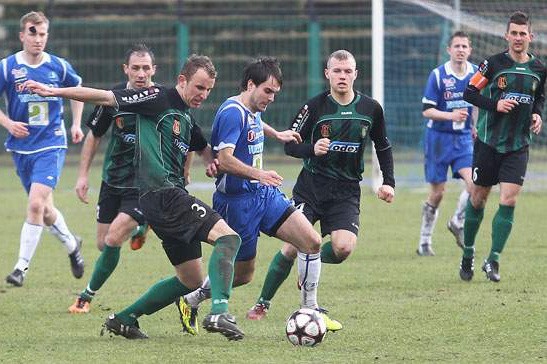 Piłkarze Stali Stalowa Wola (czarno-zielone stroje) w lipcu zagrają tylko cztery mecze kontrolne.
