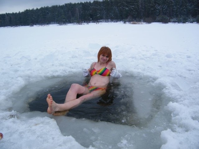 Klaudia Kubińska, wiceprezes Świętokrzyskiego Klubu Morsów podczas kąpieli w zalewie w Mostkach.