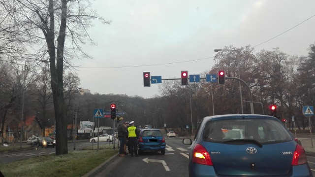 Rozbite samochody blokowały pas, którym kierowcy skręcali w ul. Kosynierów Gdyńskich.