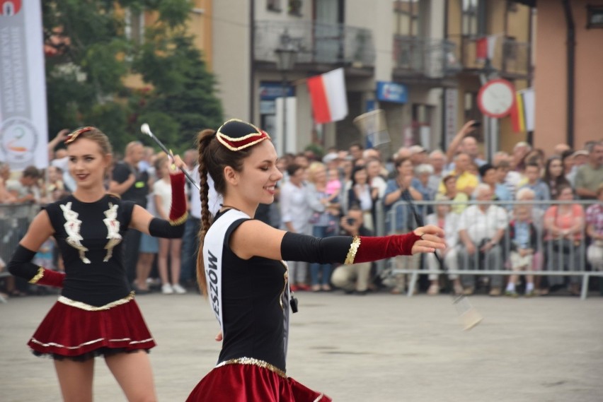 Parada i tańce instrumentalistów w Skale. Festiwal Orkiestr Wojskowych i Dętych