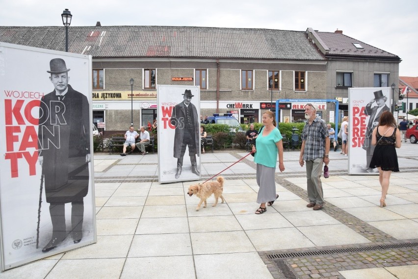 Rynek w Krzeszowicach z "Ojcami Niepodległości". Edukacja na biało-czerwonym szlaku