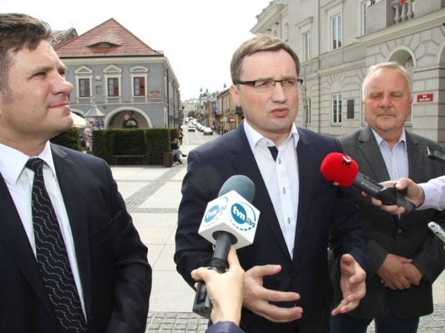 Zbigniew Ziobro (w środku) zachęcał we wtorek na Rynku w Kielcach do głosowania w wyborach prezydenta Polski na Andrzeja Dudę.