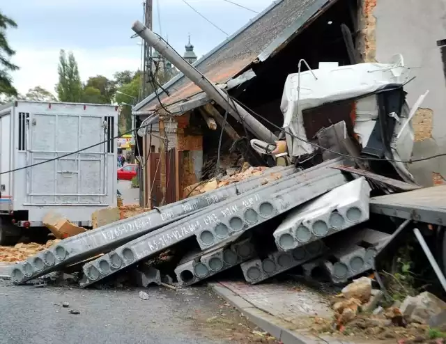 Ciężarówka uderzyła w budynek mieszkalny przy ulicy Legionów w Opatowie.