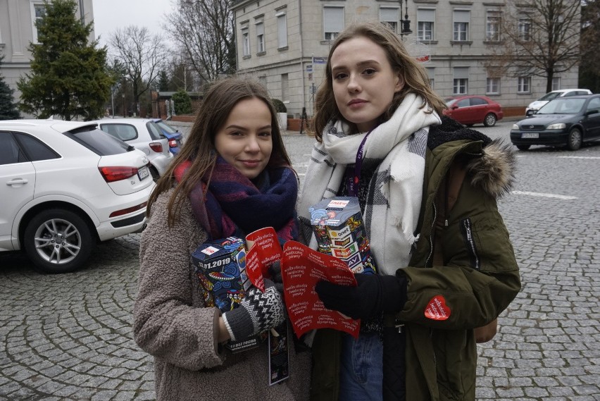 Mimo zimna i deszczu wolontariusze Wielkiej Orkiestry...