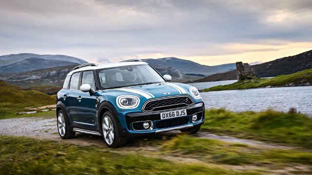 Mini Countryman Za 111 800 zł otrzymamy samochód z 3-cylindrowym silnikiem Mini TwinPower Turbo, z którym połączono 6-biegową skrzynię manualną.Fot. MINI