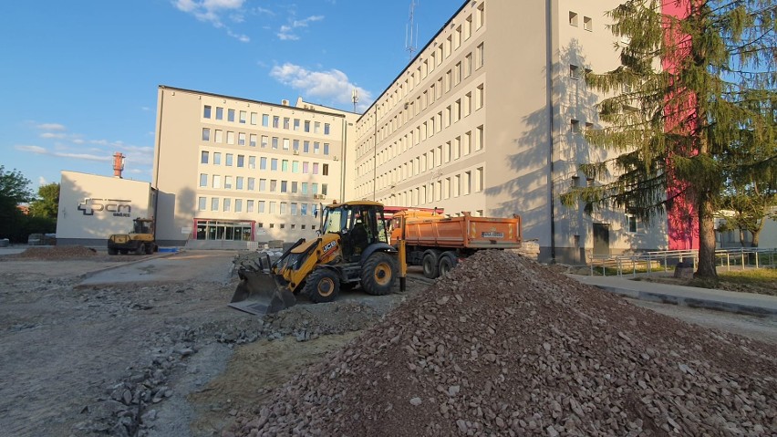 Remont parkingów przy Powiatowym Centrum Medycznym w Grójcu dobiega końca. To tylko jedne z wielu prac, które miały tam miejsce