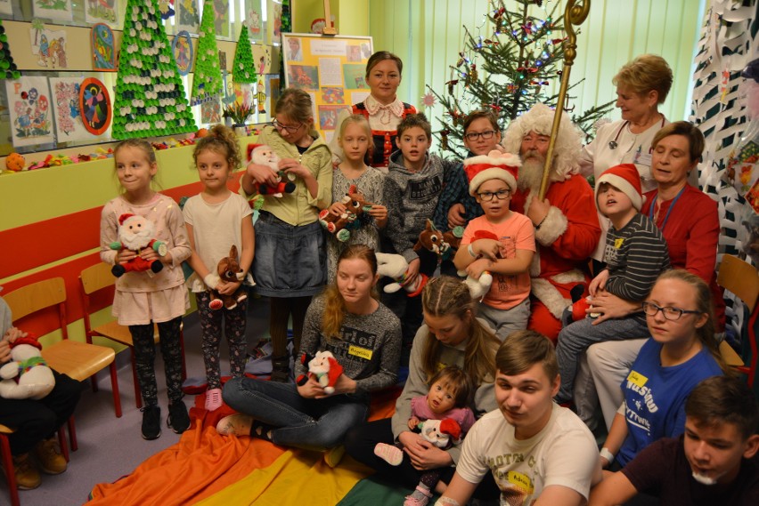 Szpital w Ostrołęce odwiedził Mikołaj. Miał worek pełen prezentów dla małych pacjentów [WIDEO, ZDJĘCIA]
