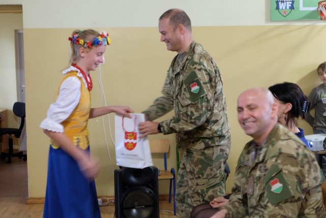 Gośćmi Szkoły Podstawowej w Węgiersku byli oficerowie bazy NATO w Bydgoszczy pochodzący z Węgier