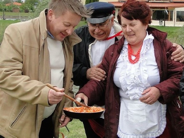 Burmistrz Marek Krak czuwał nad procesem gotowania zupy rybnej. Przed podaniem potrawy jury osobiście ocenił walory smakowe.