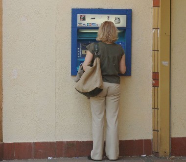 Przy wypłacaniu pieniędzy z bankomatu, trzeba zachować ostrożność.