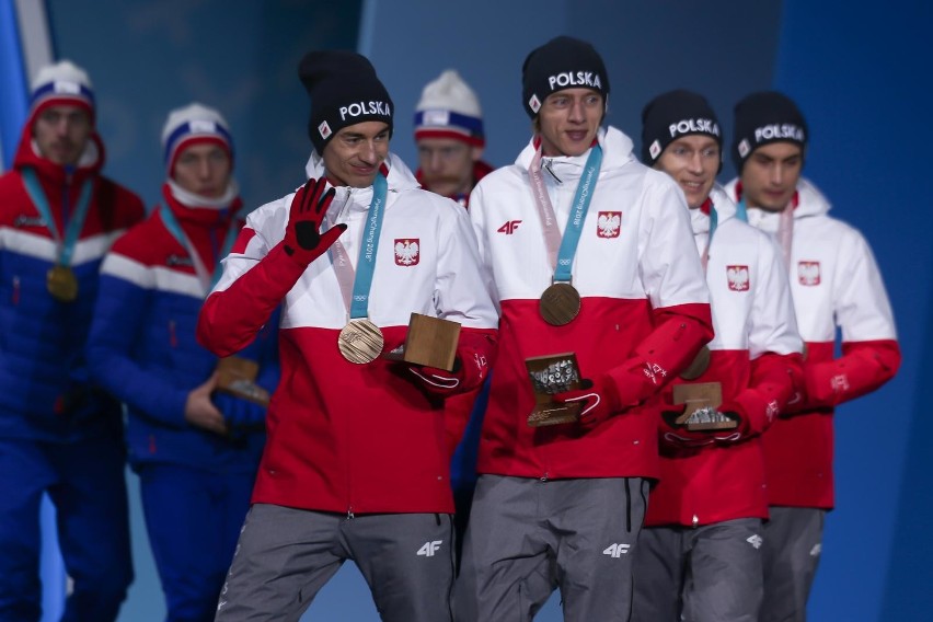 Pjongczang 2018. Polscy skoczkowie odebrali "brąz" podczas ceremonii medalowej. "Z medalem na szyi radość jest jeszcze większa" [GALERIA]